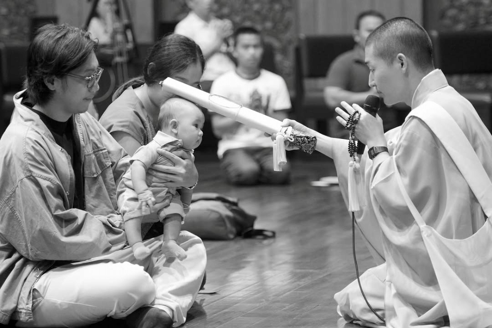Foto Hari Pemberkatan Arya Anak Brandon Salim dan Dhika Himawan 5