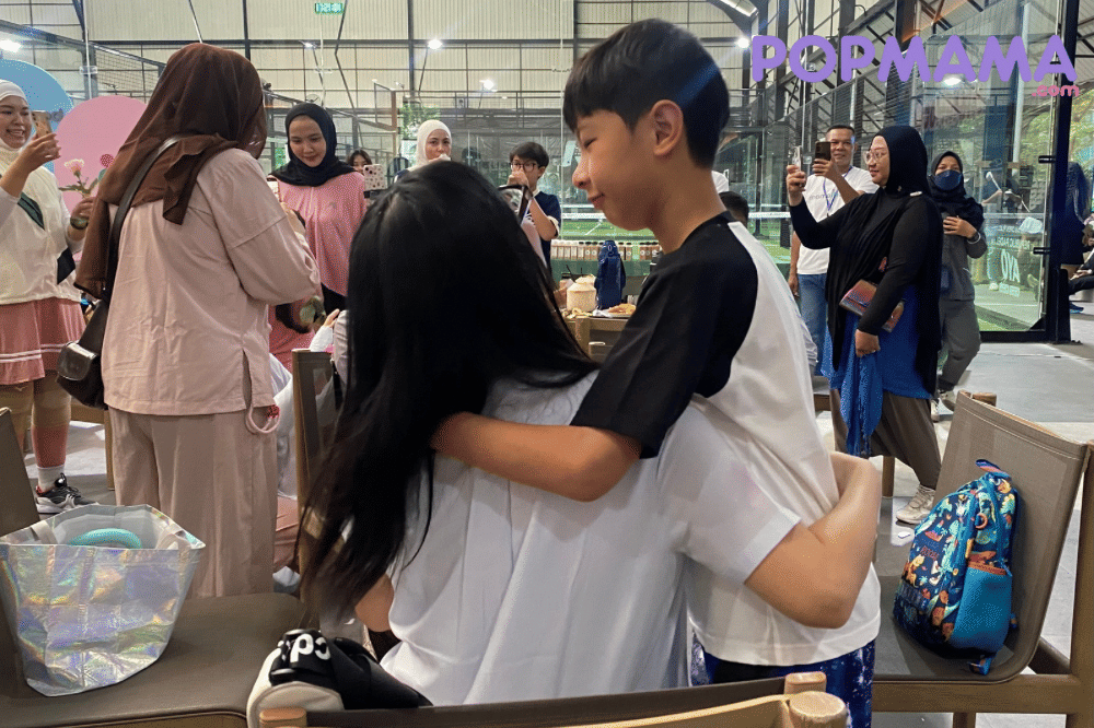 Mama dan anak saling berpelukan