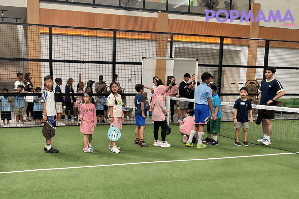 Anak-anak berbaris saat latihan padel