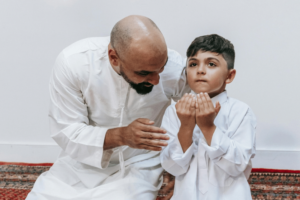 Papa dan anak berdoa bersama