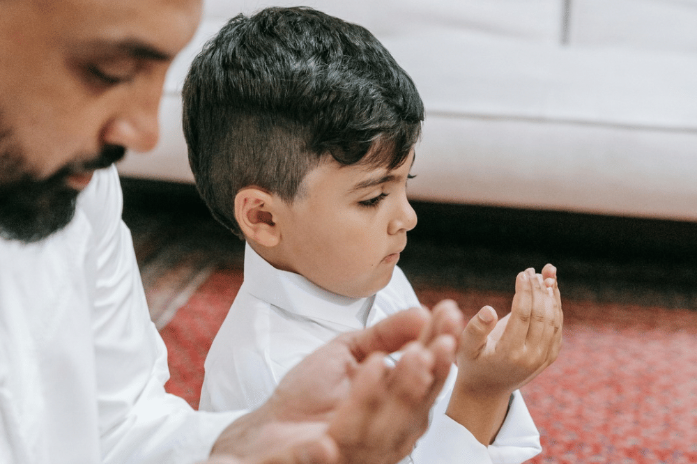 Papa dan anak berdoa bersama