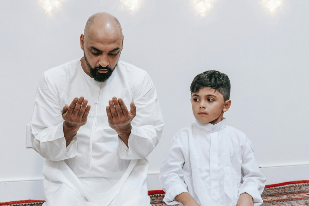 Anak memperhatikan sang papa saat berdoa
