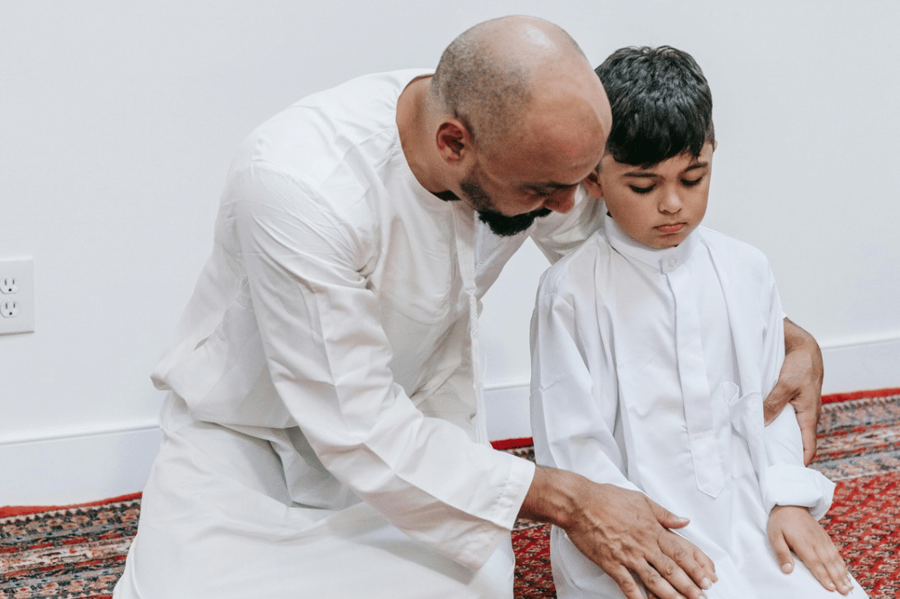 Papa mengajarkan anak untuk beribadah
