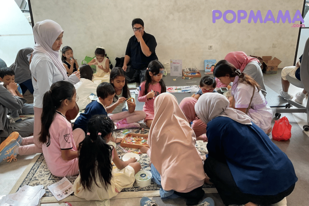Keseruan anak-anak saat acara grand launching baju