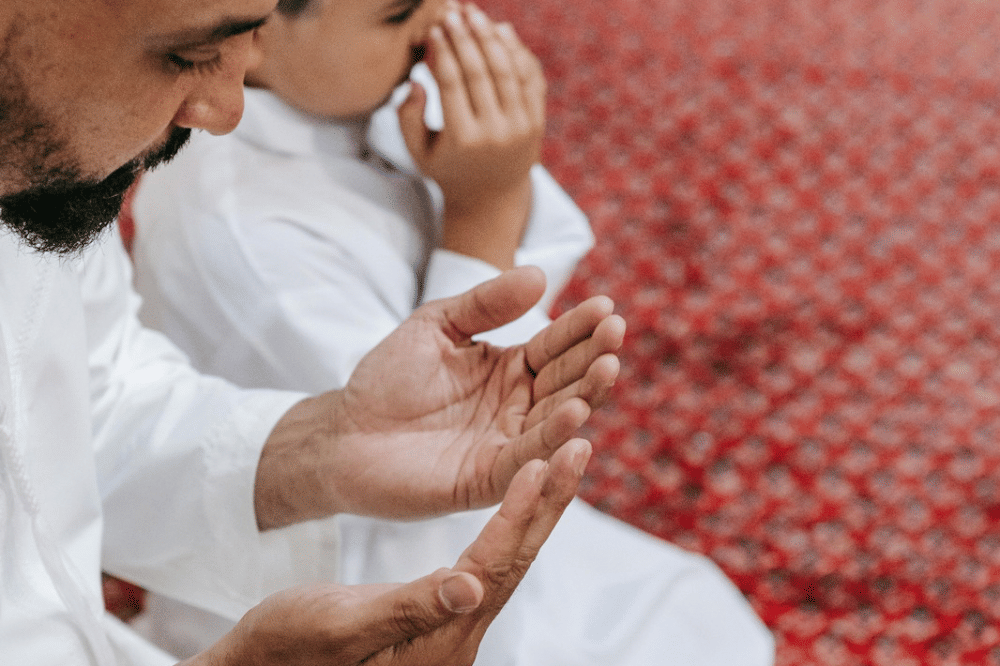 Papa dan anak sedang berdoa