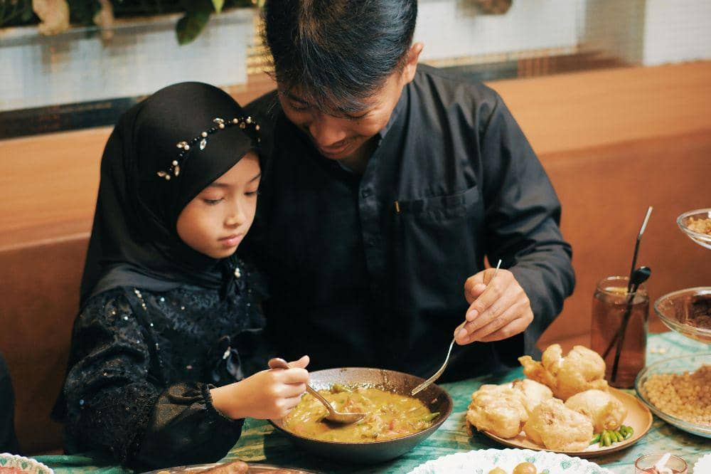 Papa mengajari anak adab makan