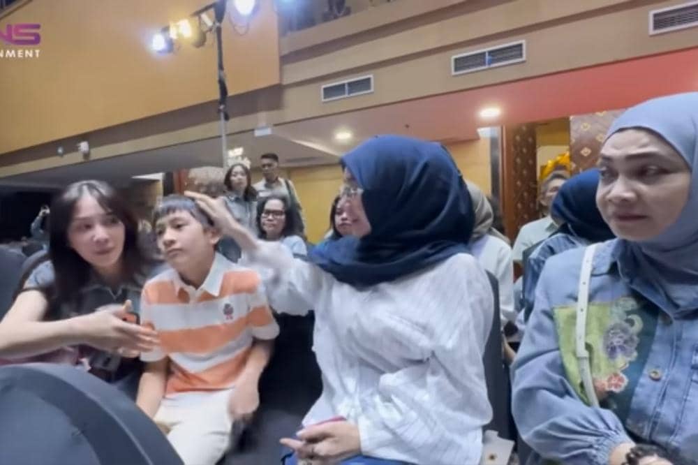 Nagita Slavina, Rafathar, Amy Qanita, dan Rieta Amilia menonton perform Ranaima