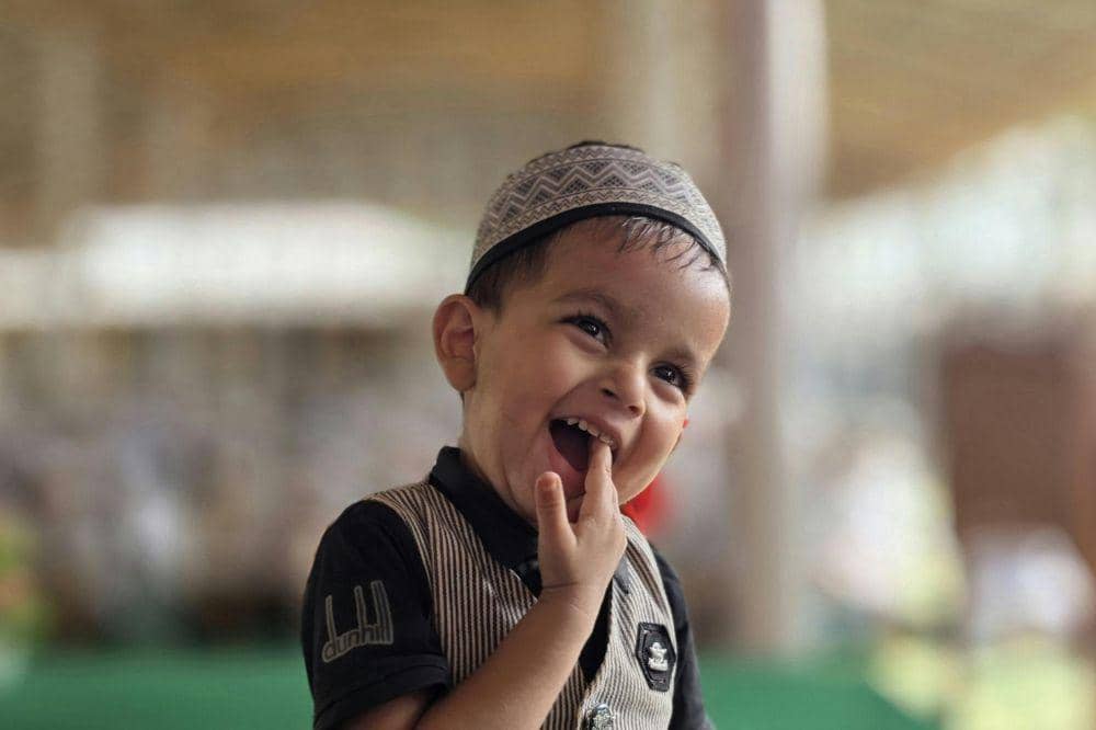Anak laki-laki tersenyum