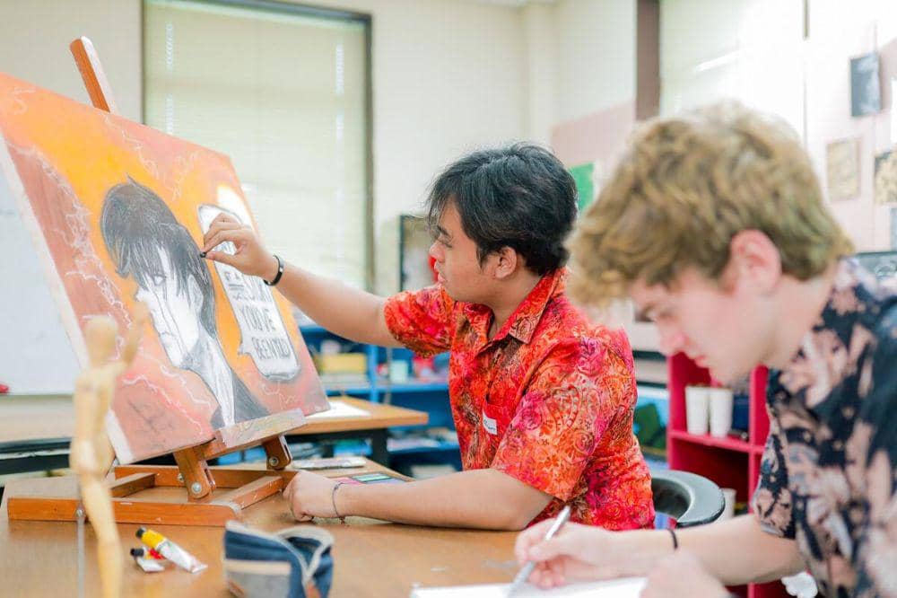 Siswa ACG School Jakarta sedang melukis di Art Room