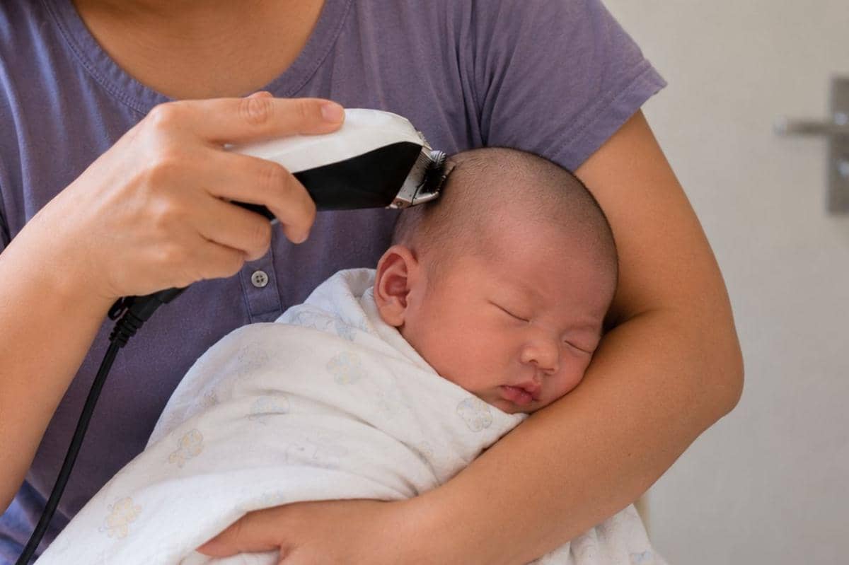 Benarkah menggunduli kepala bayi bisa membuat rambut tumbuh lebat?