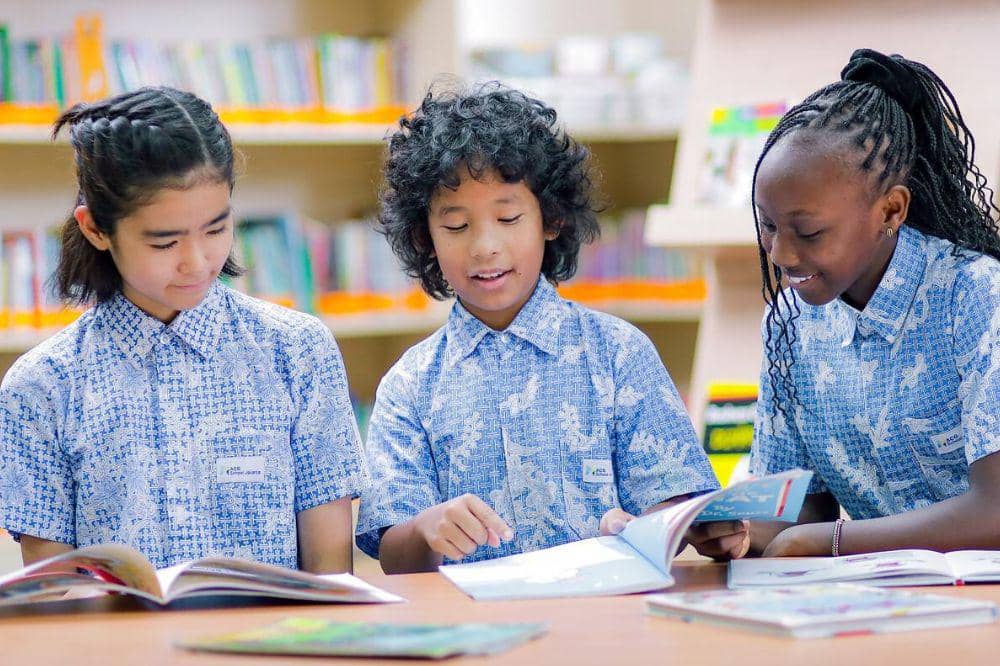 Siswa ACG School Jakarta sedang membaca buku di perpustakaan