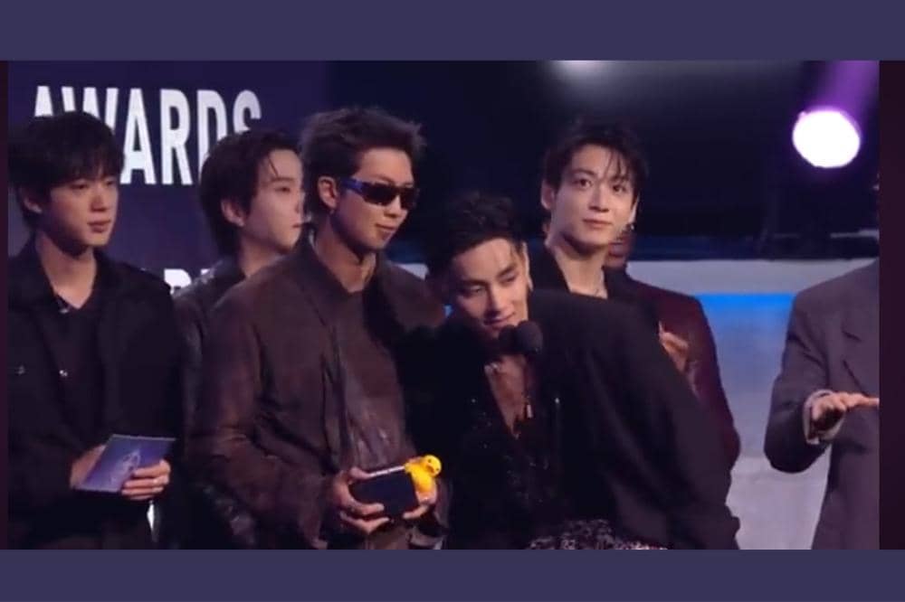 Sambutan dari V BTS saat menang Song of The Year di AMA 2026