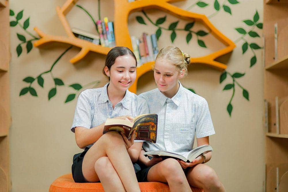 Siswa ACG School Jakarta sedang membaca buku di perpustakaan