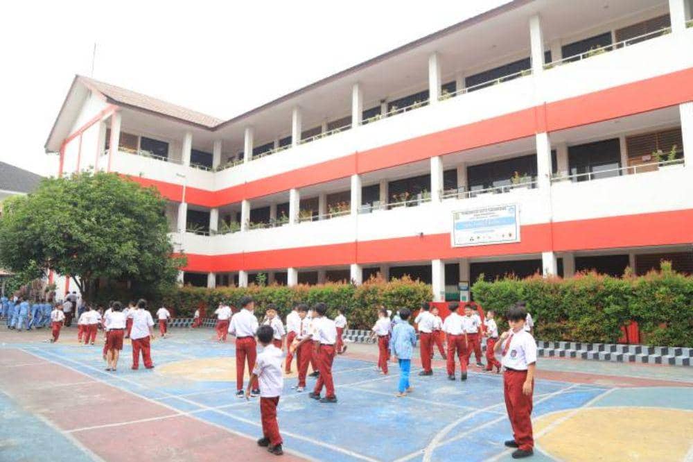 Anak sedang belajar di Sekolah Rakyat