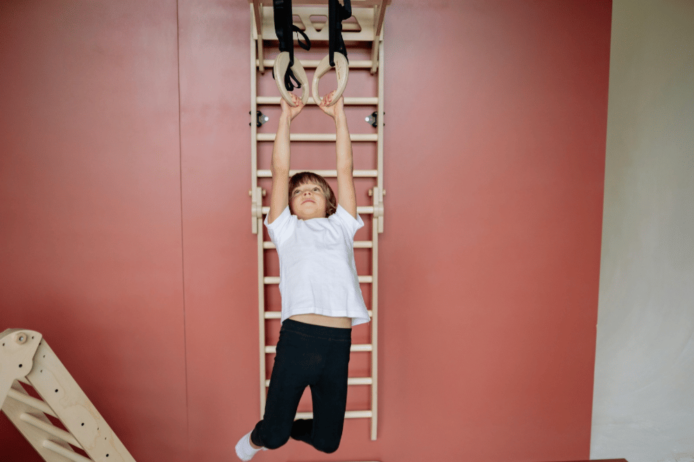 seorang anak sedang pull up