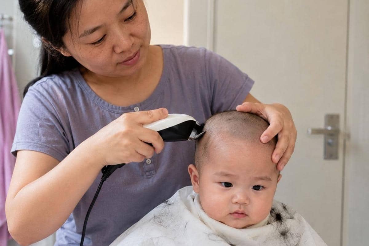 Benarkah Menggunduli Kepala Bayi Bisa Membuat Rambut Tumbuh Lebat?