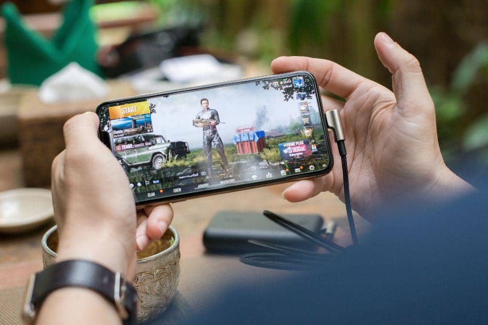 Anak bermain game online Free Fire