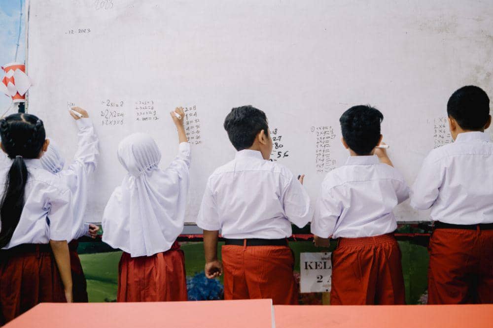 Anak sedang belajar di Sekolah Rakyat