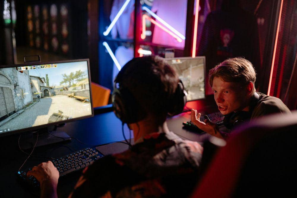 Anak bermain game online Free Fire