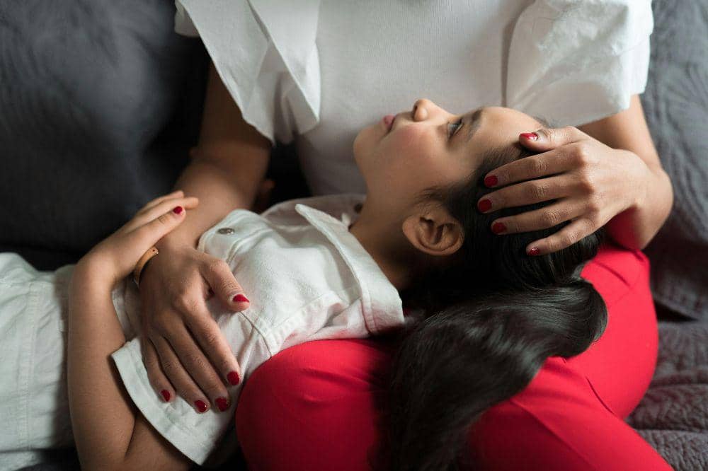 Mama menghibur anaknya ketika sedih