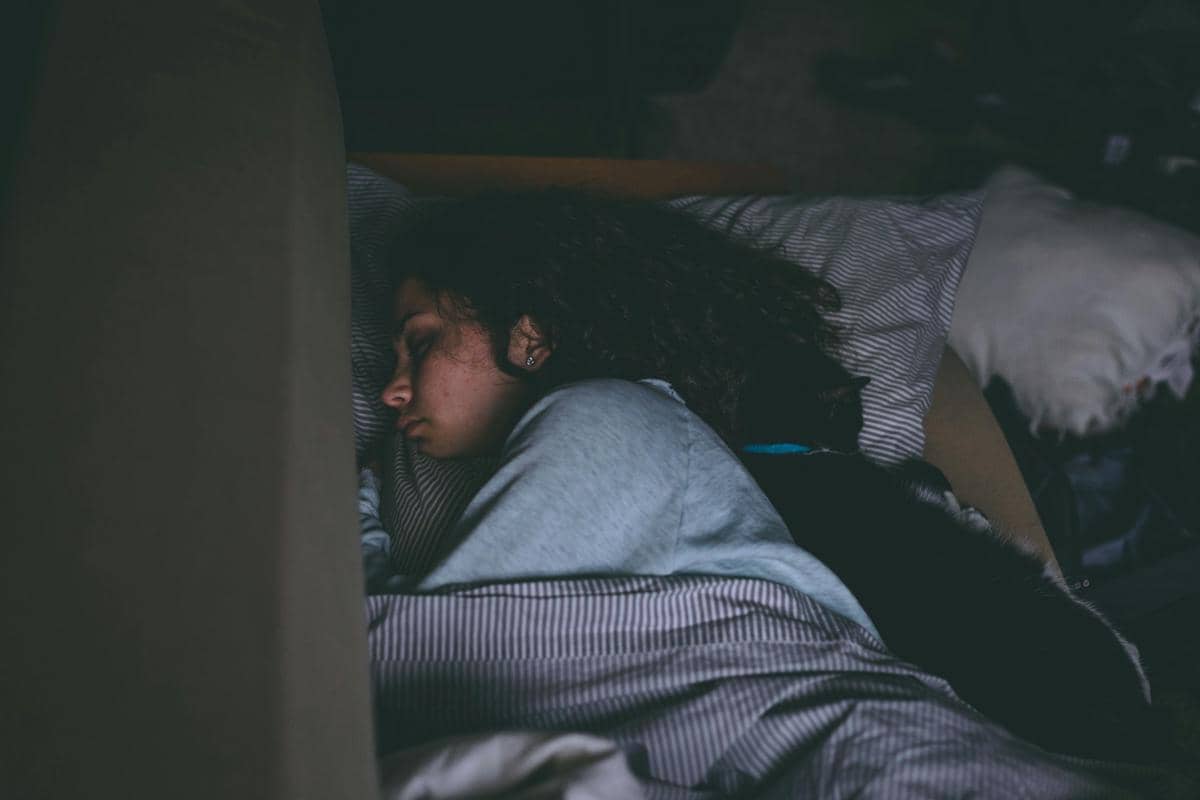 Apa dampaknya jika ibu hamil suka scroll HP sebelum tidur?