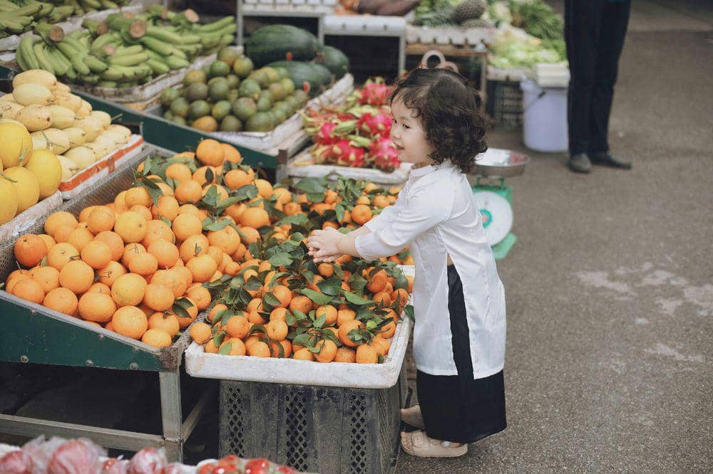 Anak memilih buah yang dia mau di pasar