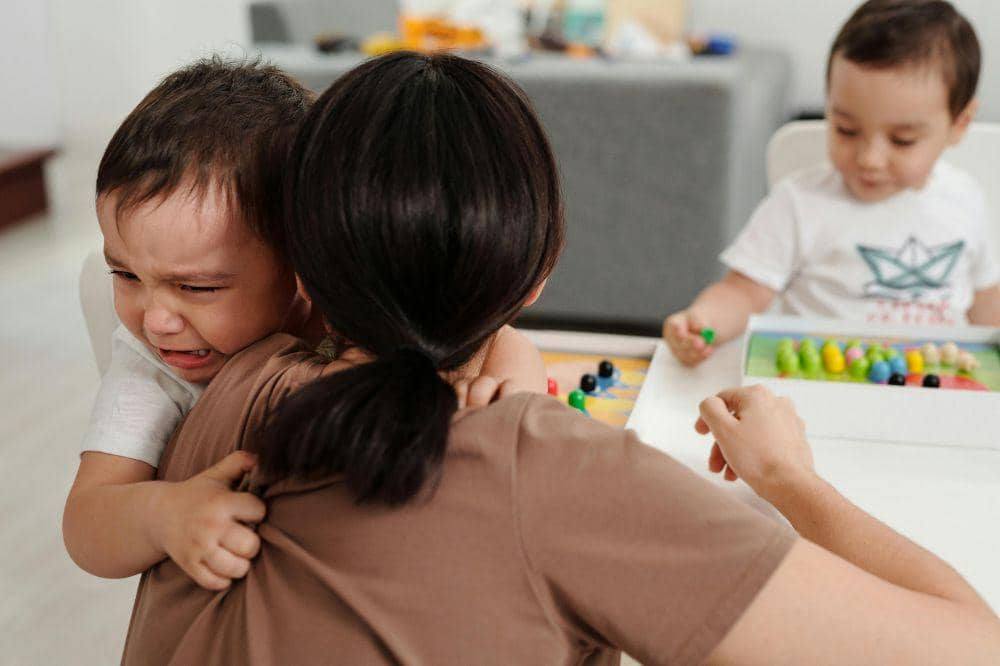 Mama menenangkan anak yang tantrum