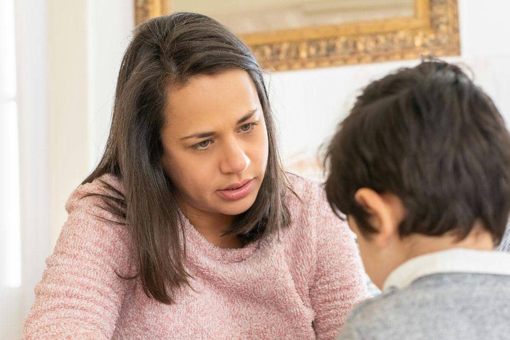 Mama menjelaskan konsekuensi perilaku pada anak