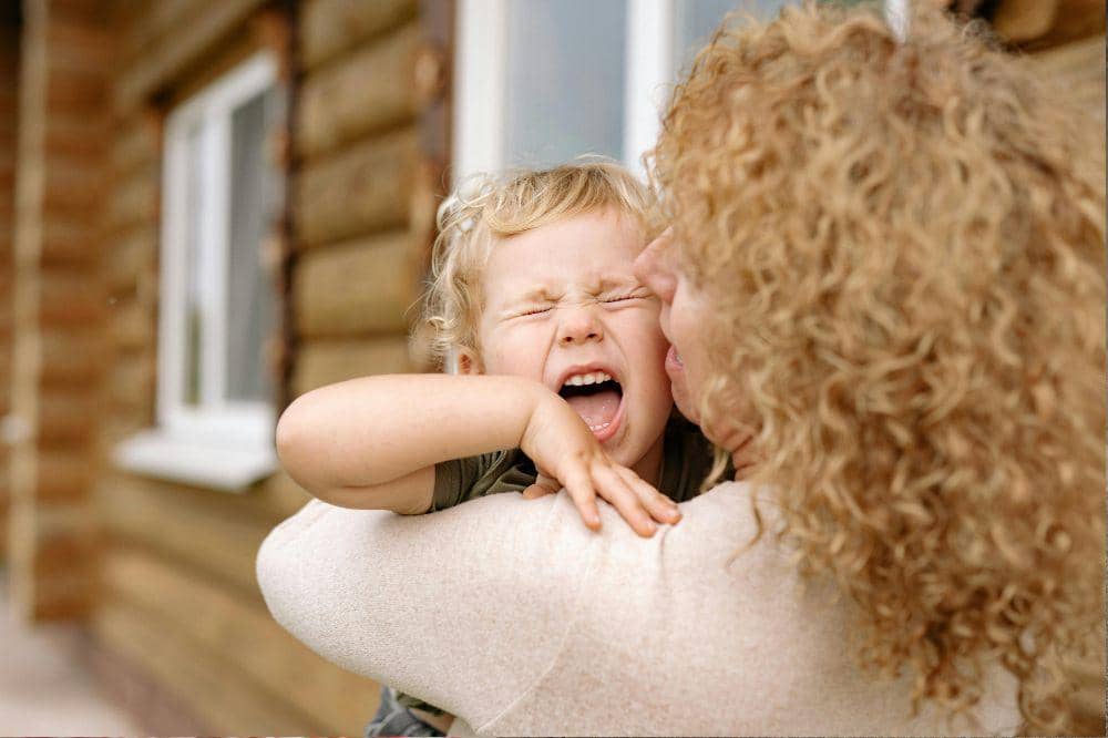 Mama menenangkan anak yang tantrum