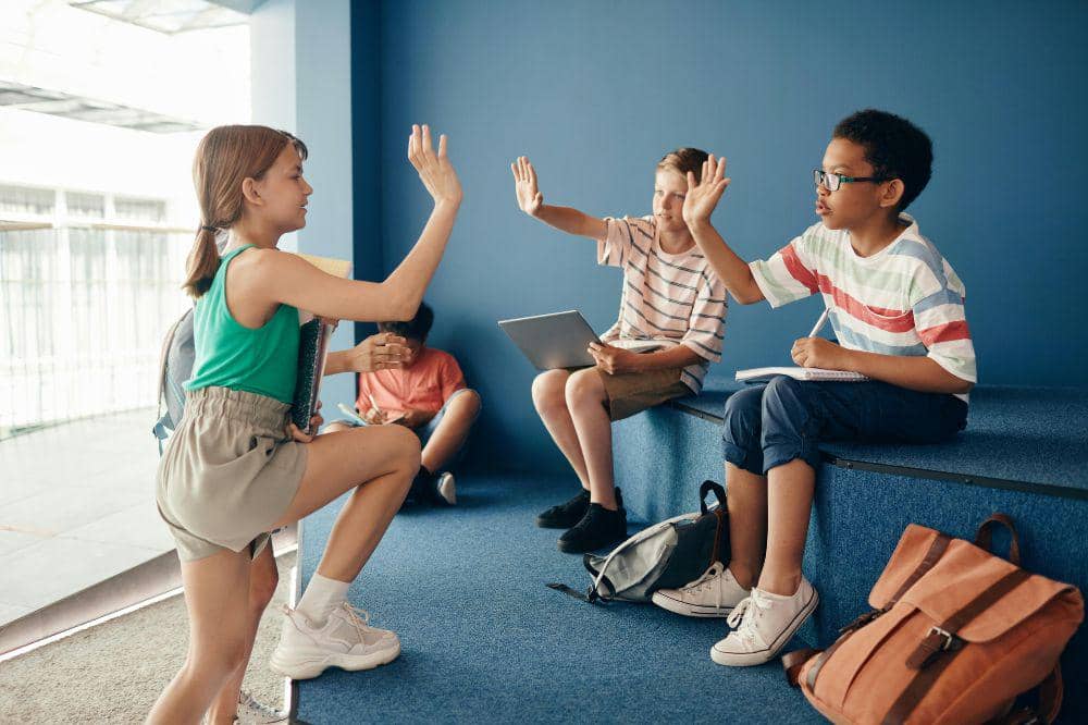 Anak usia 6-10 tahun bermain bersama teman-temannya