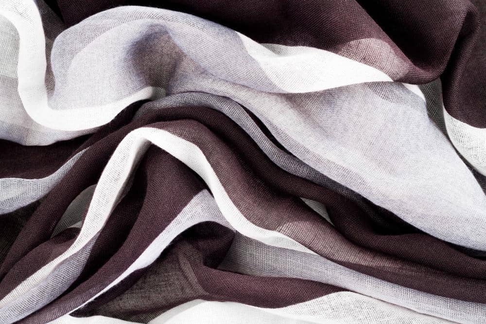 Mengenakan hijab dengan warna yang senada dengan baju 
