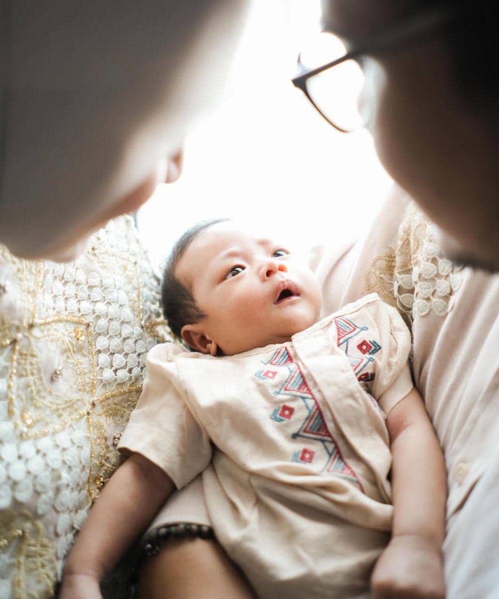 Potret Baby Jazziel dalam pelukan orangtuanya
