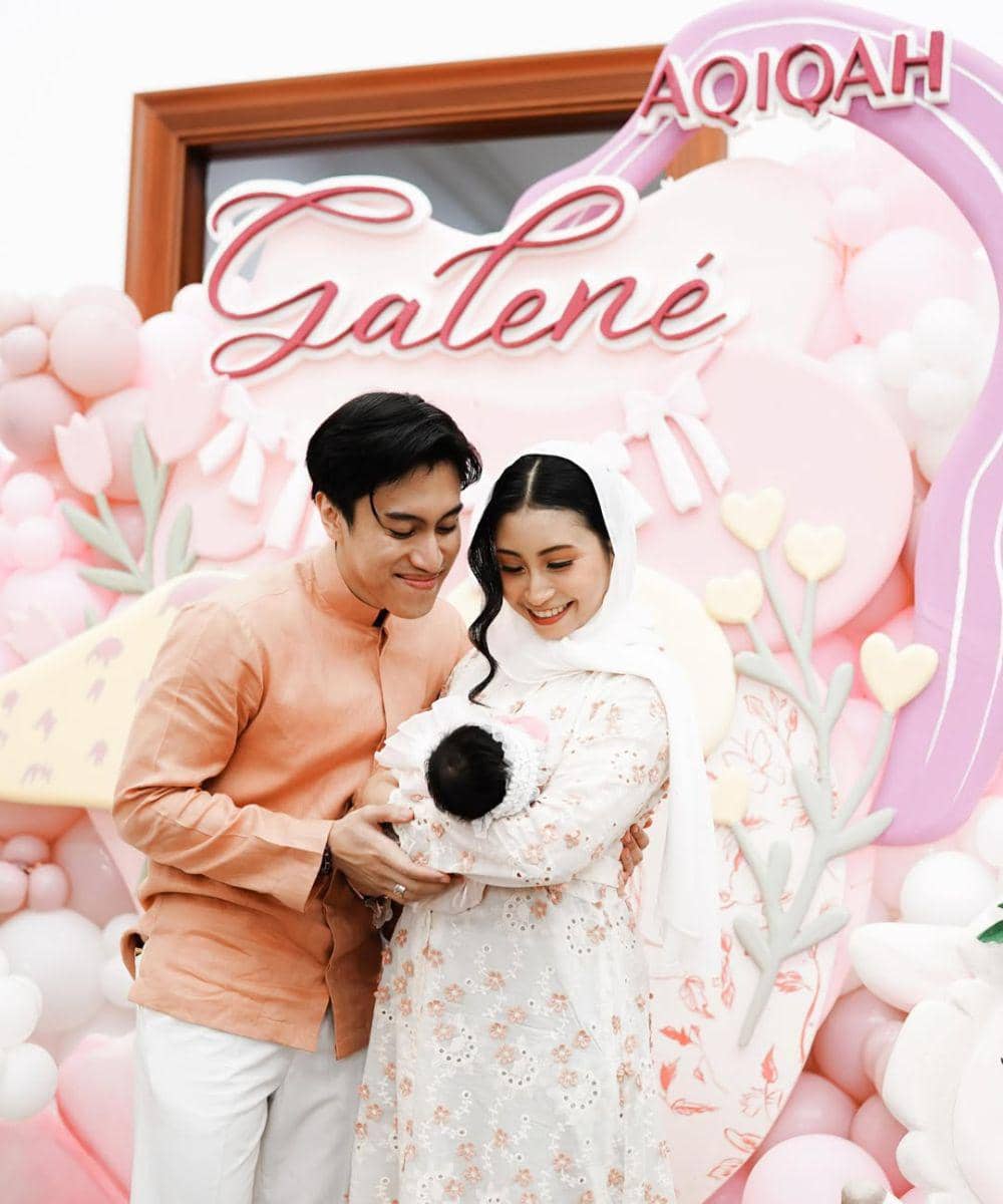 Keluarga kecil Tyas tampil kompak dengan nuansa pink dan putih