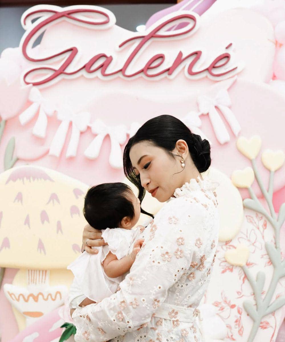 Baby Galené tampak anteng dalam gendongan sang Mama