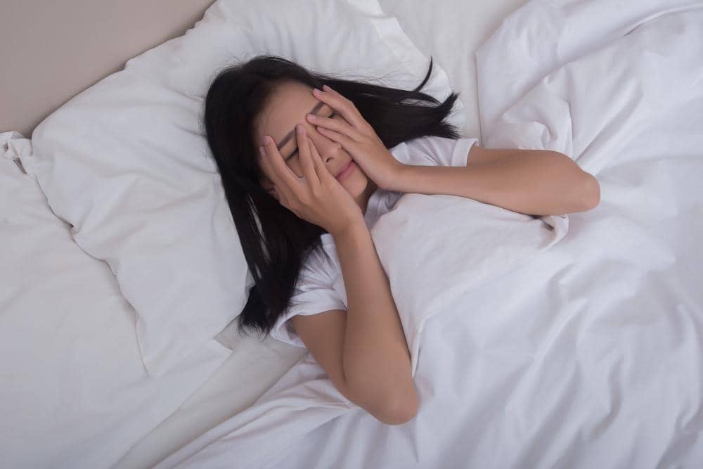 Apa dampaknya jika ibu hamil suka scroll HP sebelum tidur?