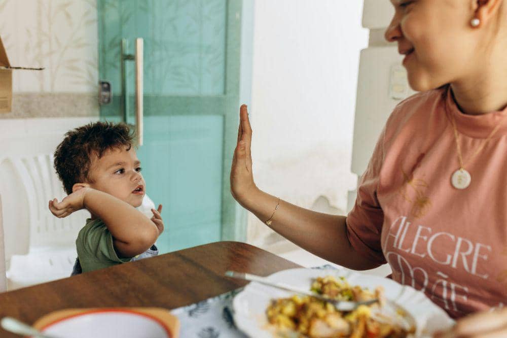 Mama makan bersama anak