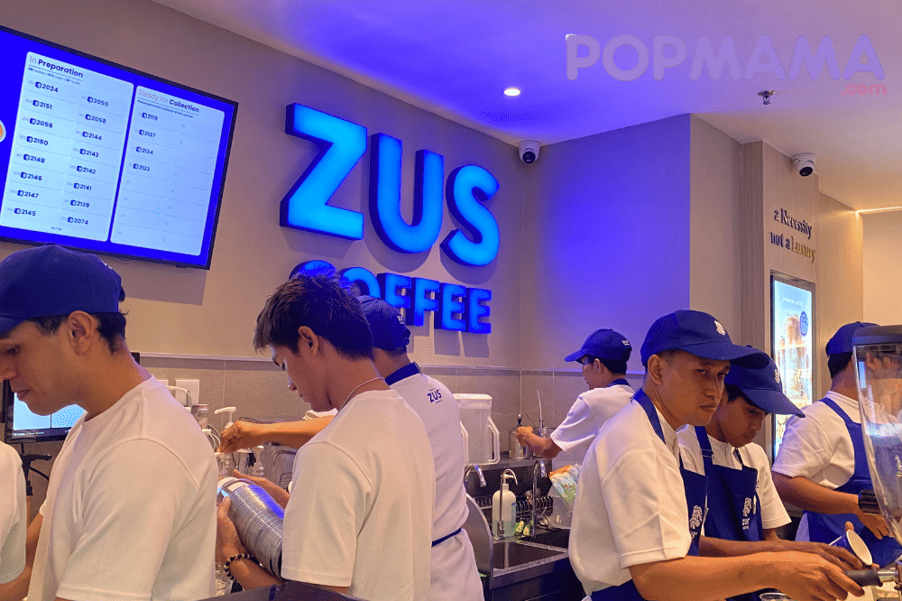 Para barusta ZUS coffee sedang menyiapkan pesanan