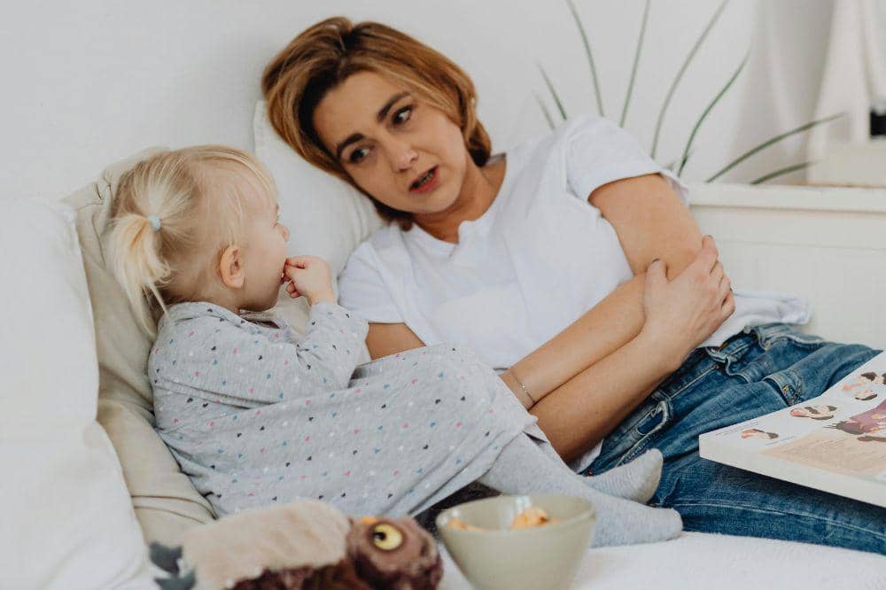 Mama mendengarkan anak