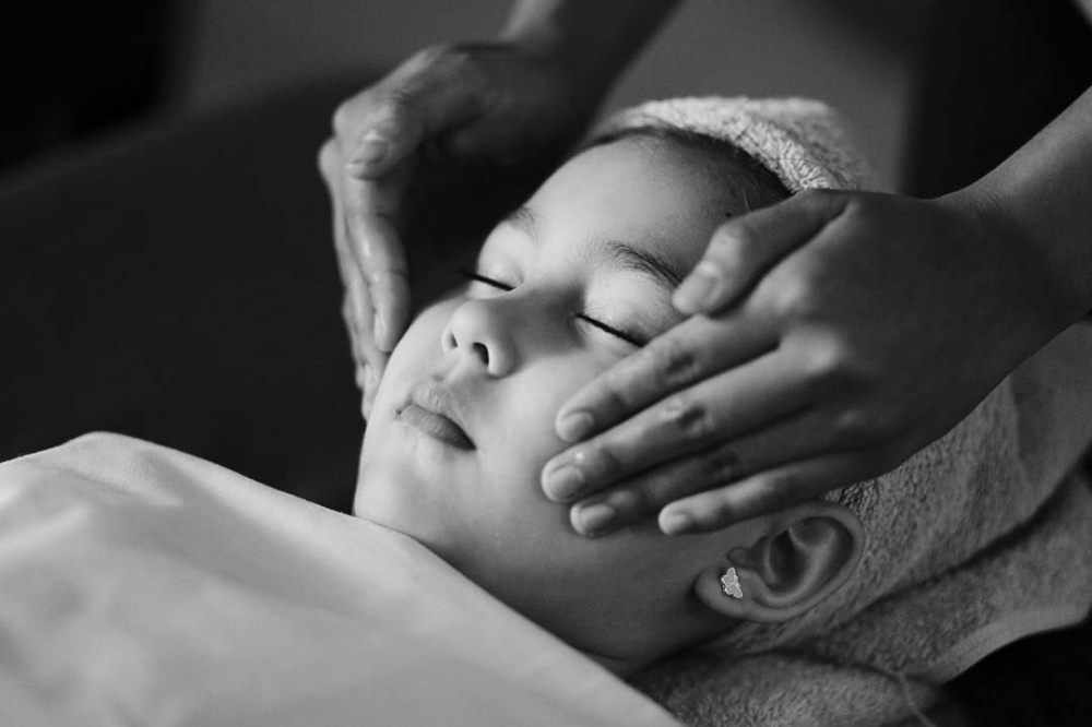 7 Manfaat Memijat Wajah Anak, Bisa Jadi Momen Bonding yang Menenangkan