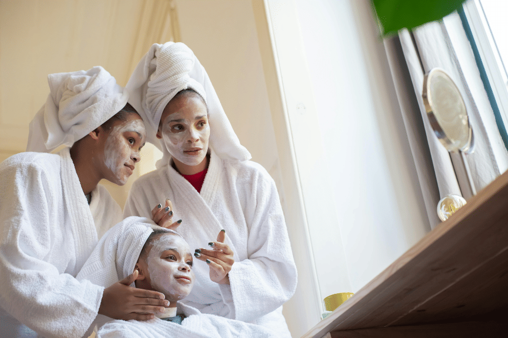 Mama dan kedua anaknya sedang memakai masker bersama 