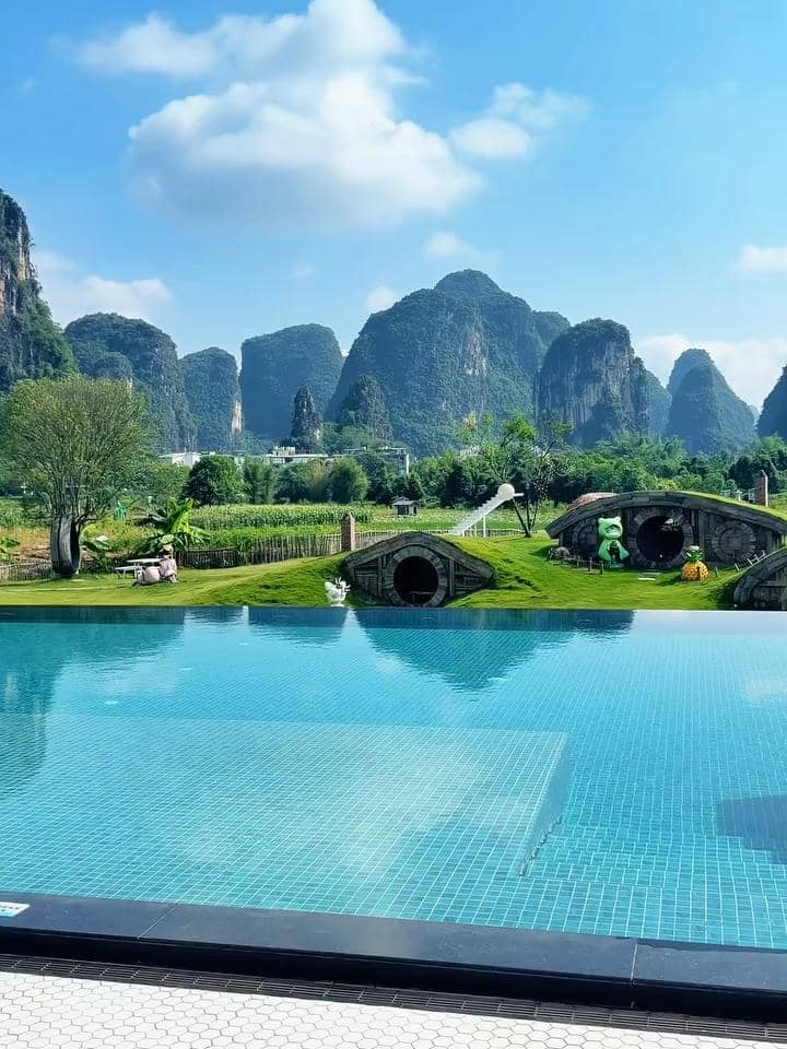infinity pool mewah dengan keindahan alam