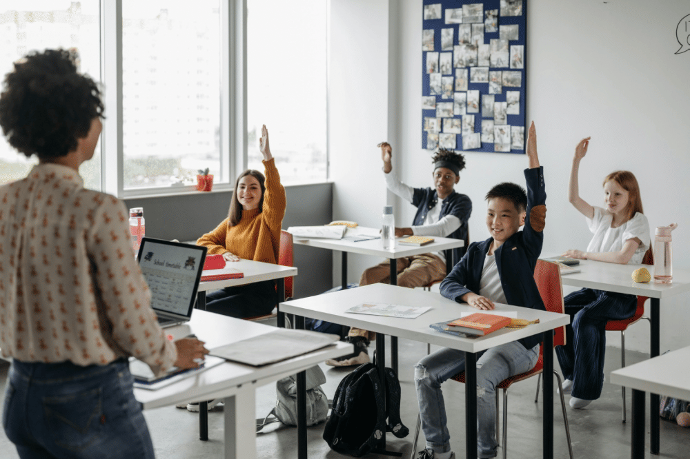 anak anak menunjuk tangan di kelas