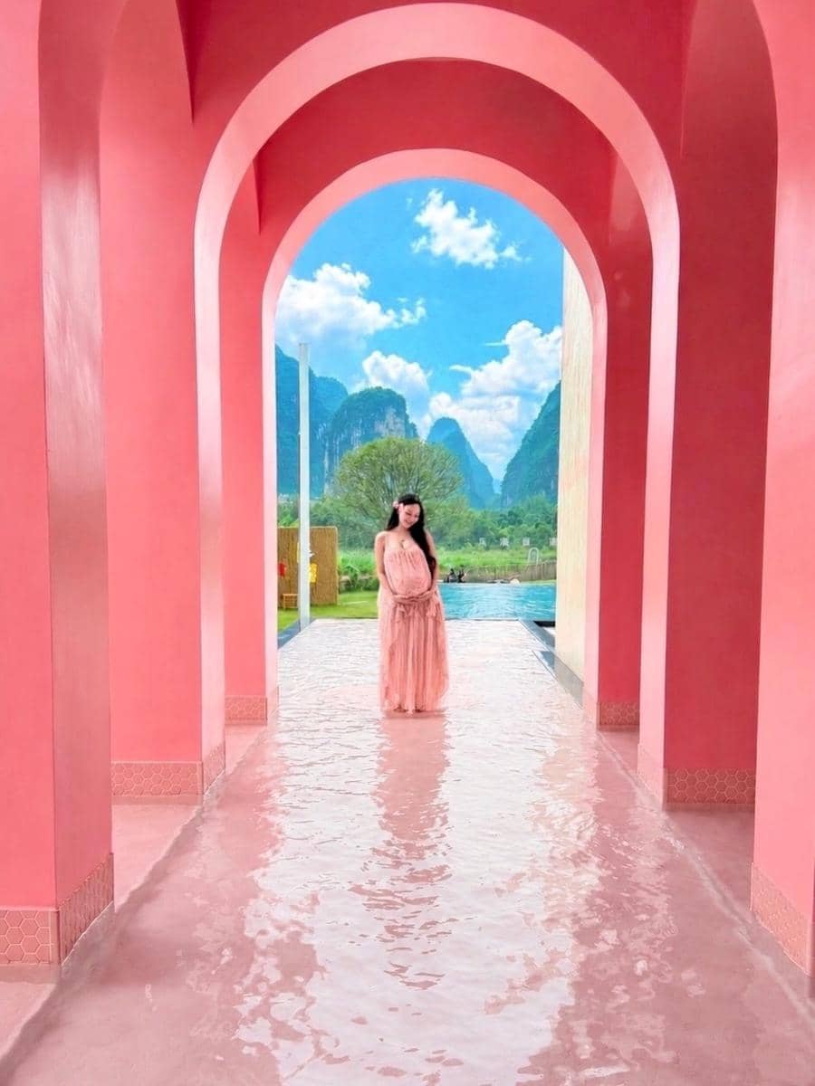 anggun dalam balutan gaun serba pink