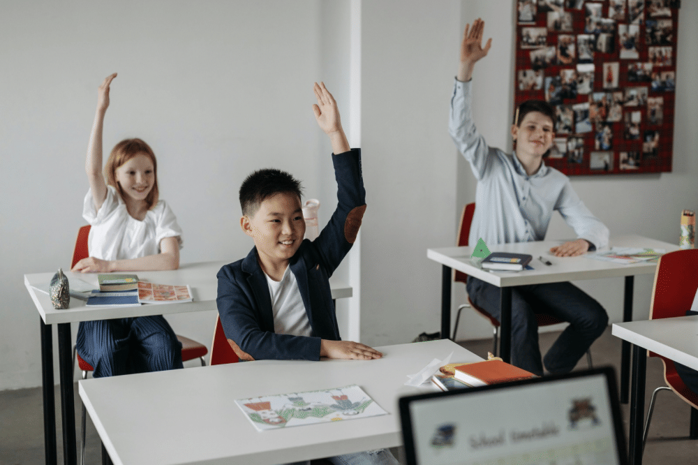 anak anak menunjuk tangan di kelas
