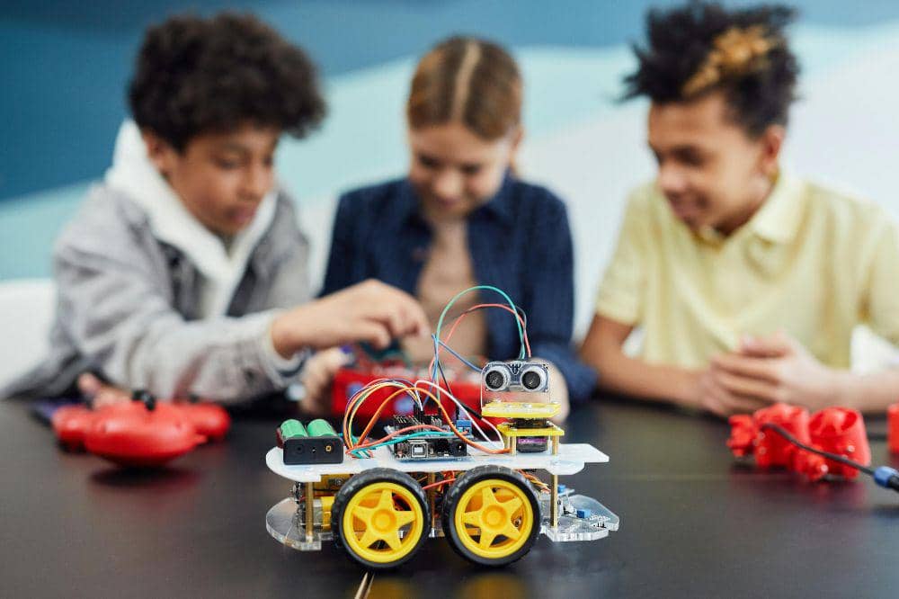 Menyusun robot dapat mencerdaskan otak anak