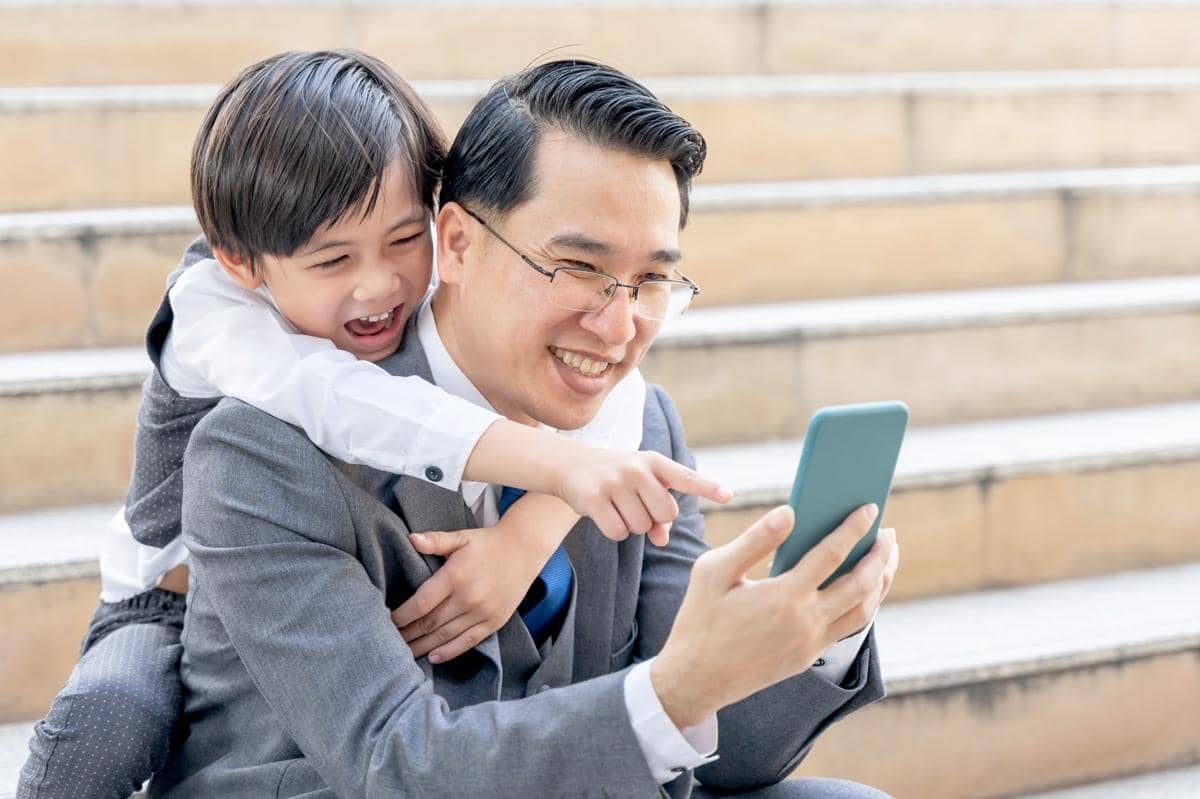 Anak laki-laki bersama sang Papa