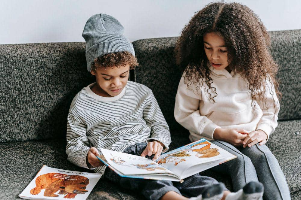 Membaca buku dapat mencerdaskan otak anak
