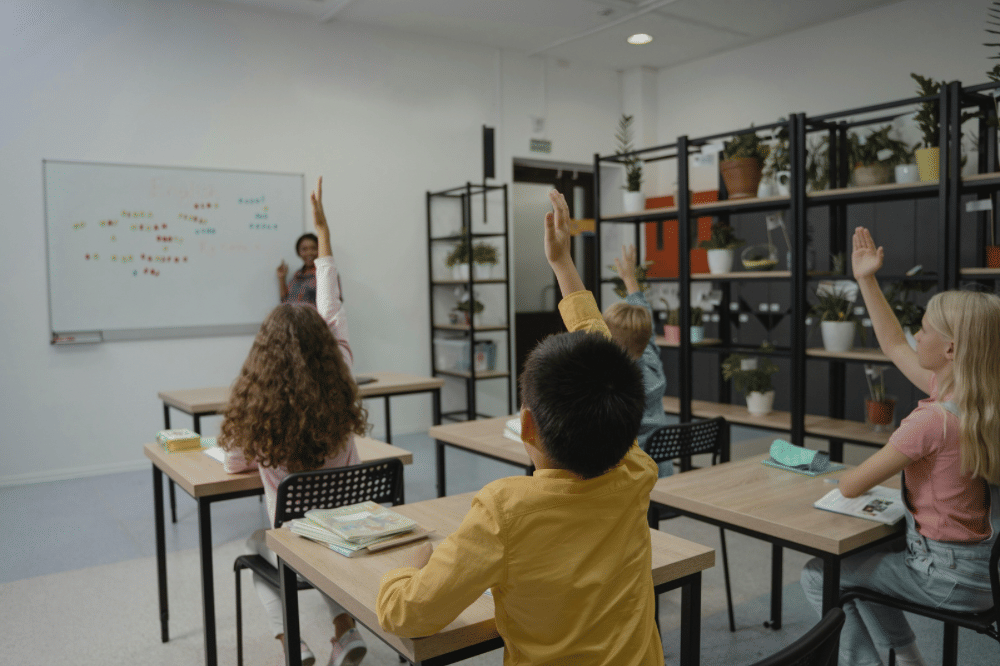 Para murid menunjuk tangan di kelas