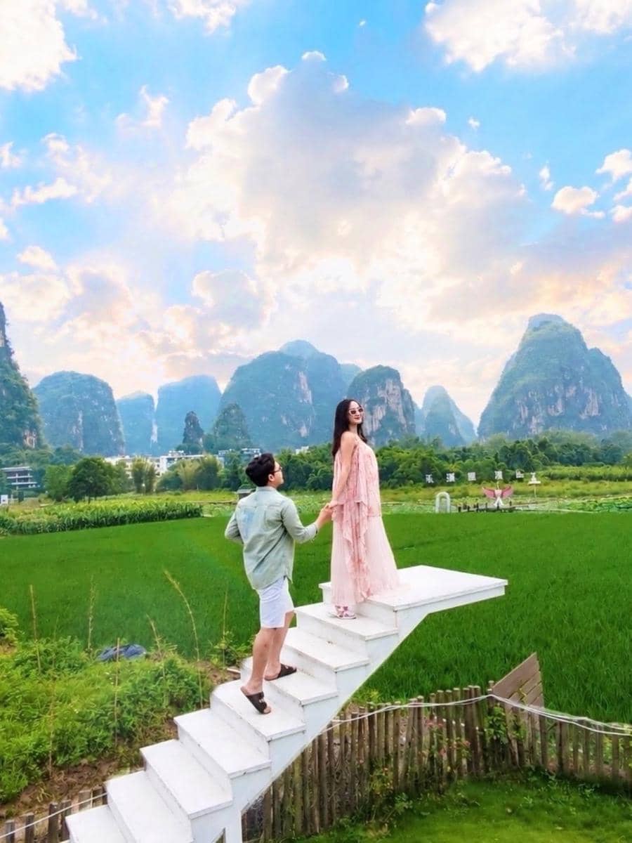 romantis di atas tangga berlatar bukit Karst