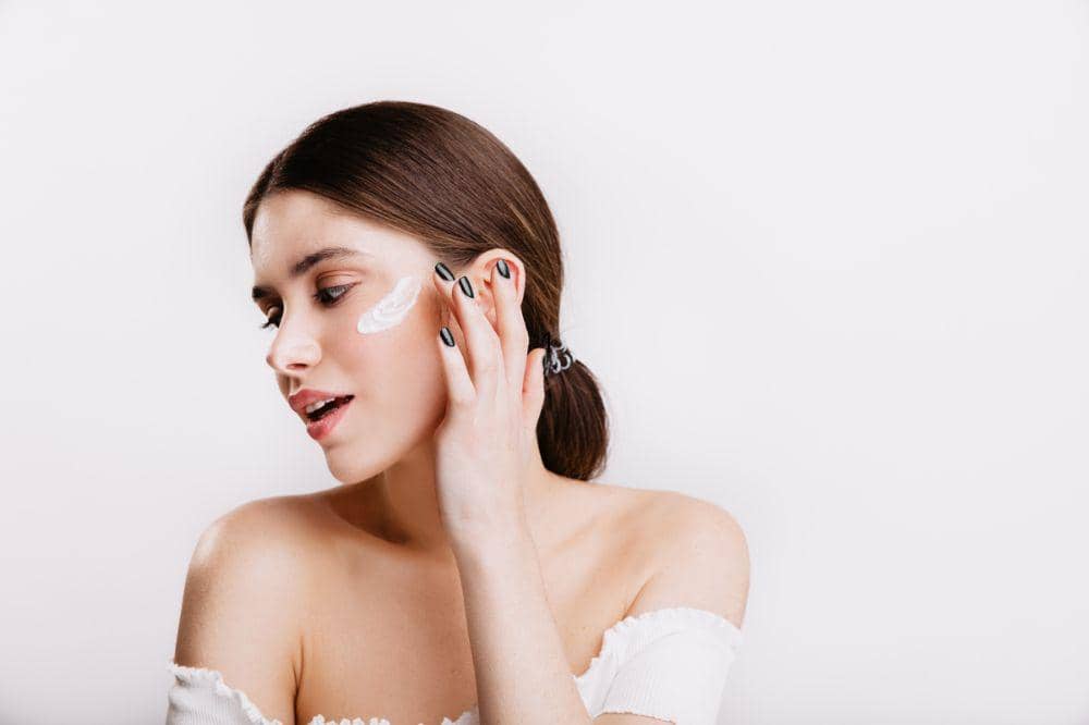 White Cast Bikin Makeup Abu-abu? Ini Tips Ampuh agar Wajah Nggak Belang